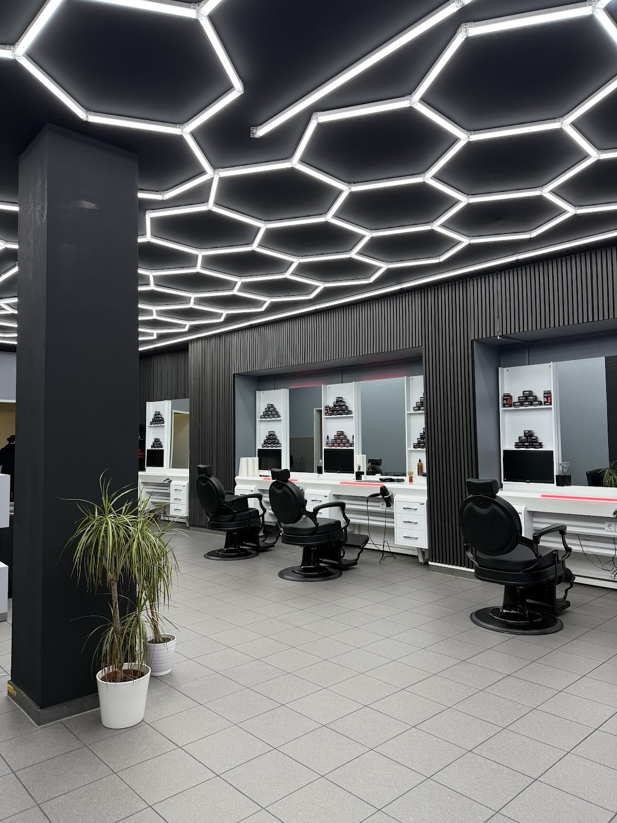 Moderner Innenbereich des Friseursalons Vana Style