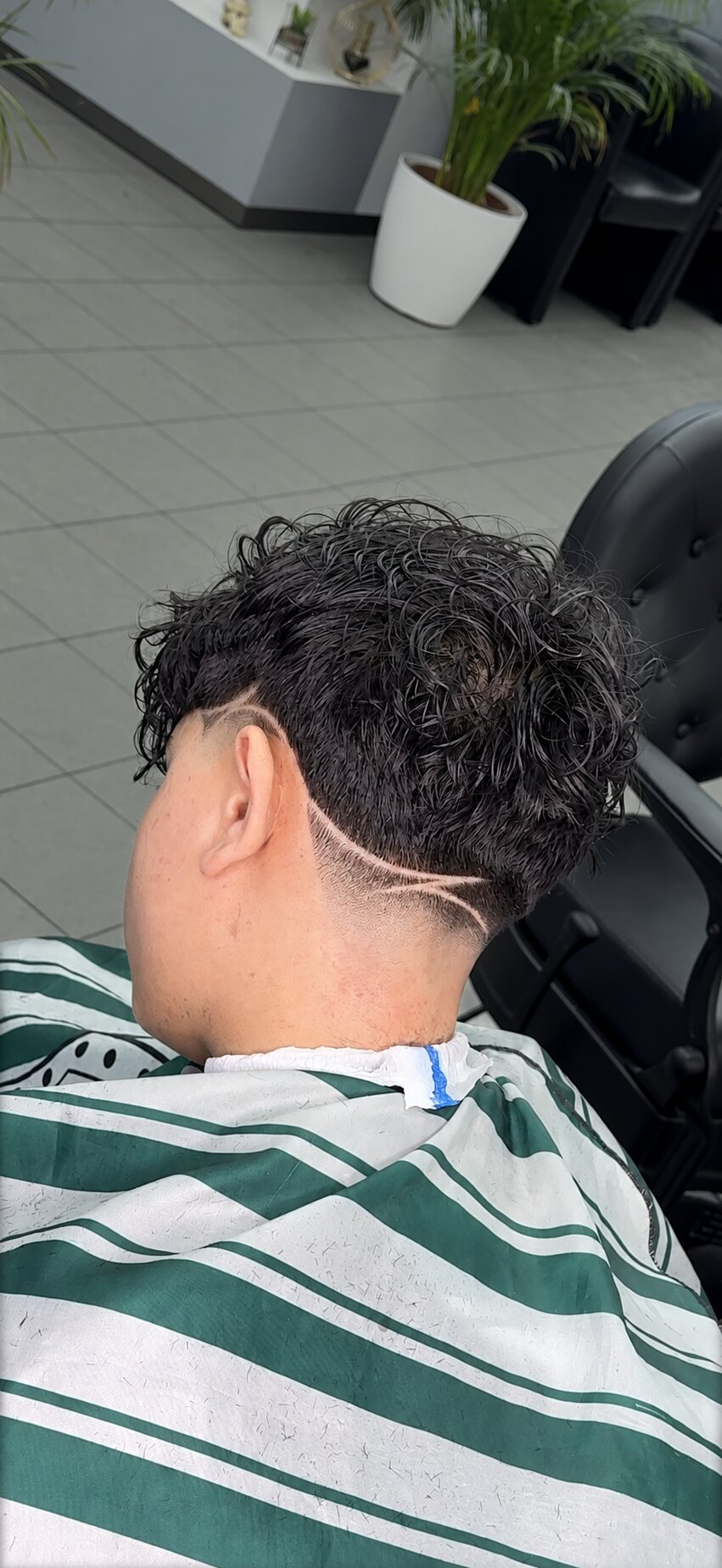 Moderner Haarschnitt mit präzisem Hair-Tattoo bei Vana Style