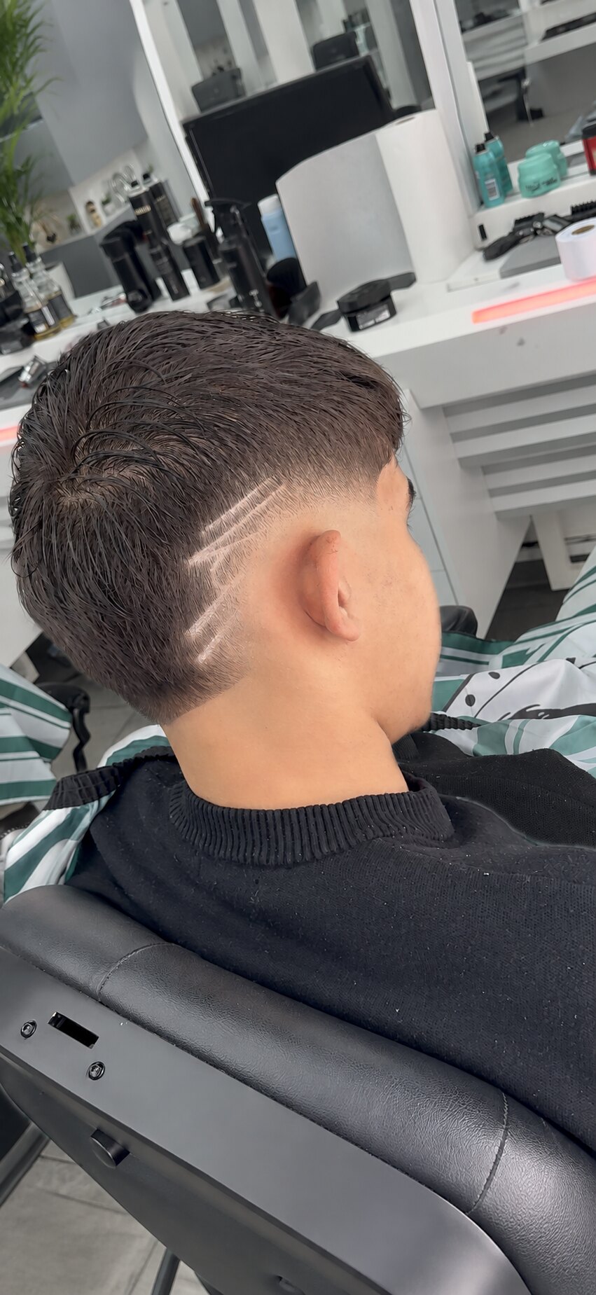 Sauberer Fade-Haarschnitt mit Linien-Design bei Vana Style